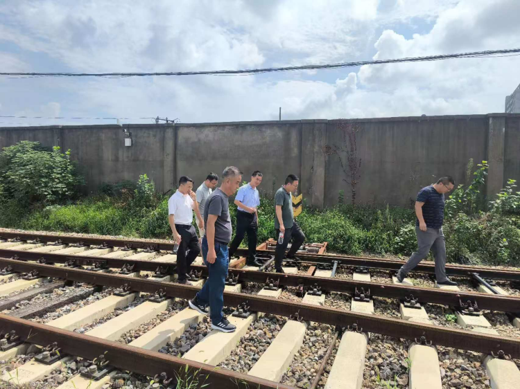 上海铁路局杭州北车辆段材料科科长钱建华一行赴中铁物总华东资源科技有限公司考察调研